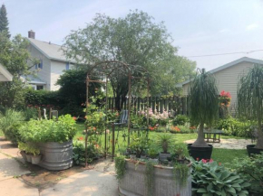 Vintage cottage in Peabody Park neighborhood